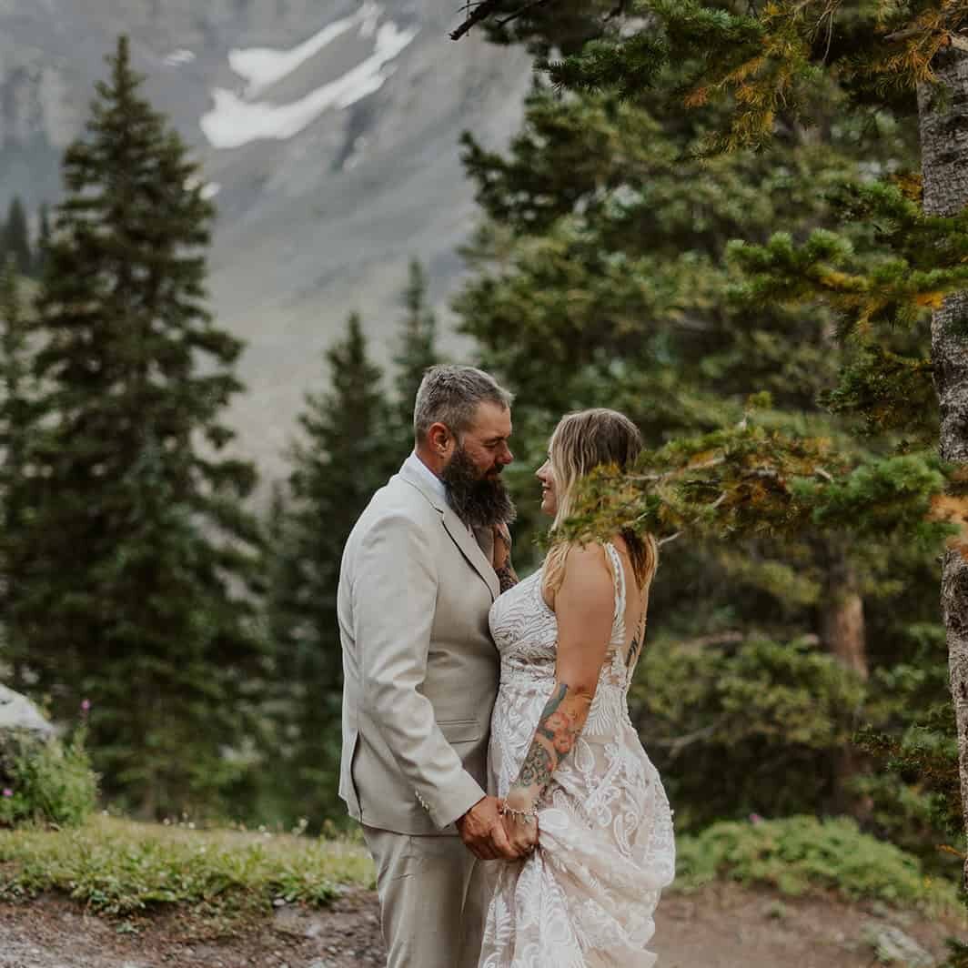Couple holding each-other close with the San Juan Mountains in the background.
